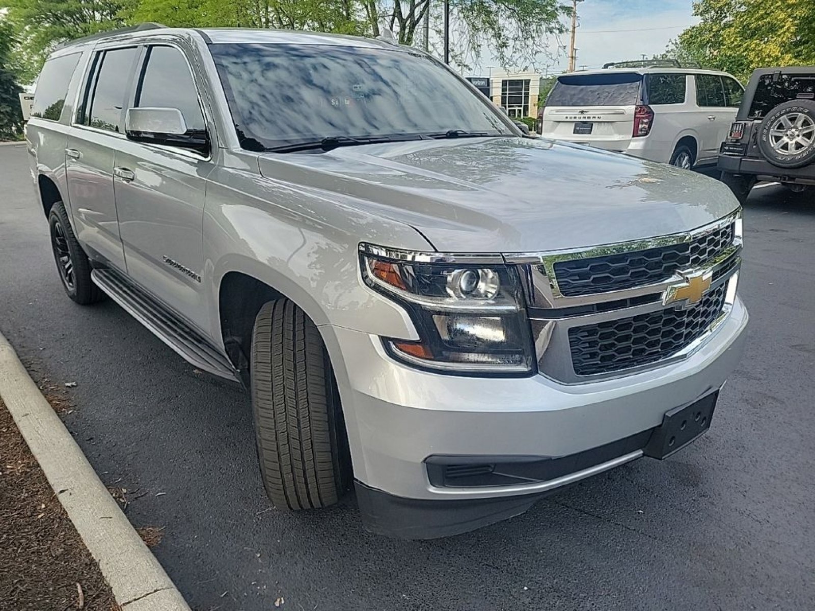 Used 2017 Chevrolet Suburban LS RWD image 5