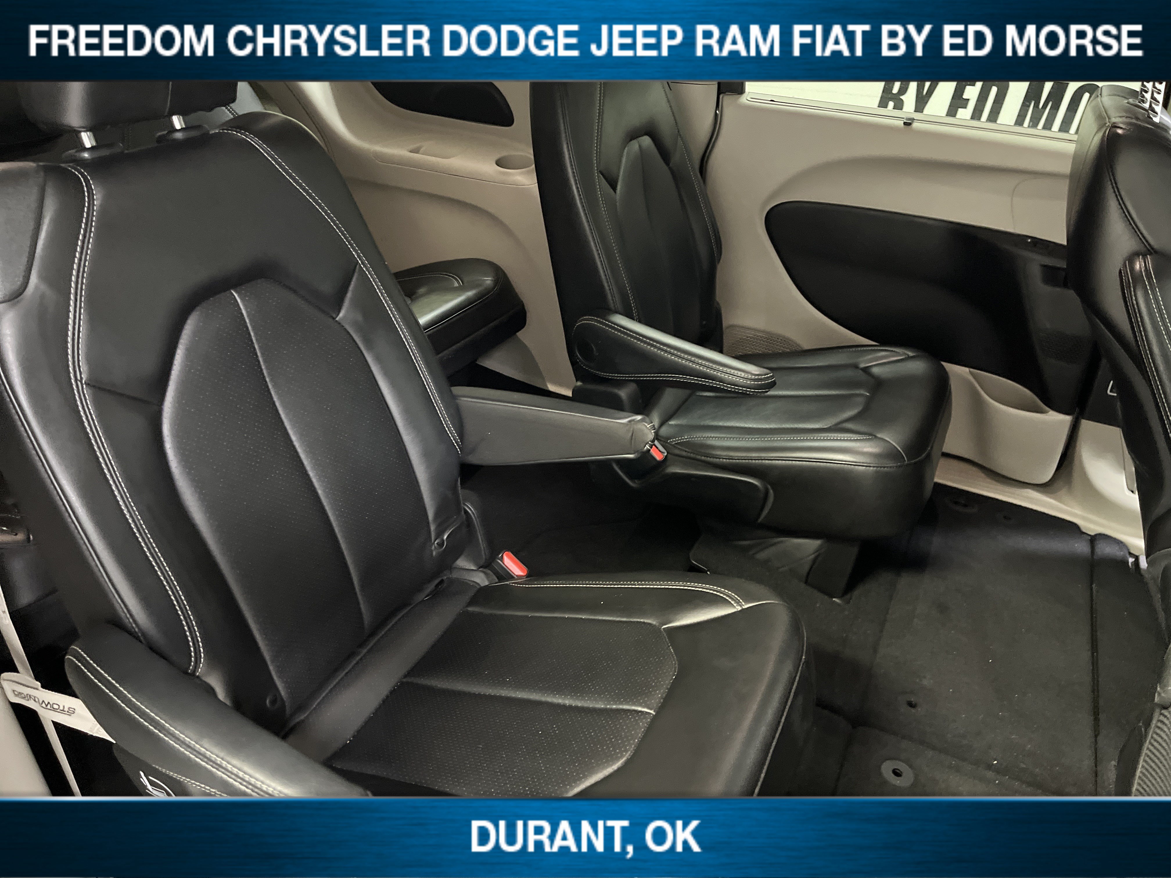 Used 2023 Chrysler Pacifica Touring-L FWD image 11