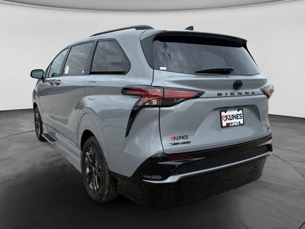 Used 2025 Toyota Sienna XSE w/ XSE Plus Package AWD/4WD image 6