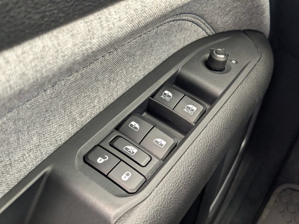 Used 2025 Jeep Compass Latitude w/ Convenience Group AWD/4WD image 22