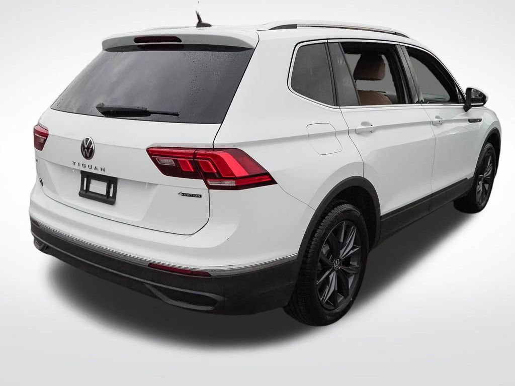 Used 2022 Volkswagen Tiguan SE w/ Panoramic Sunroof Package image 7
