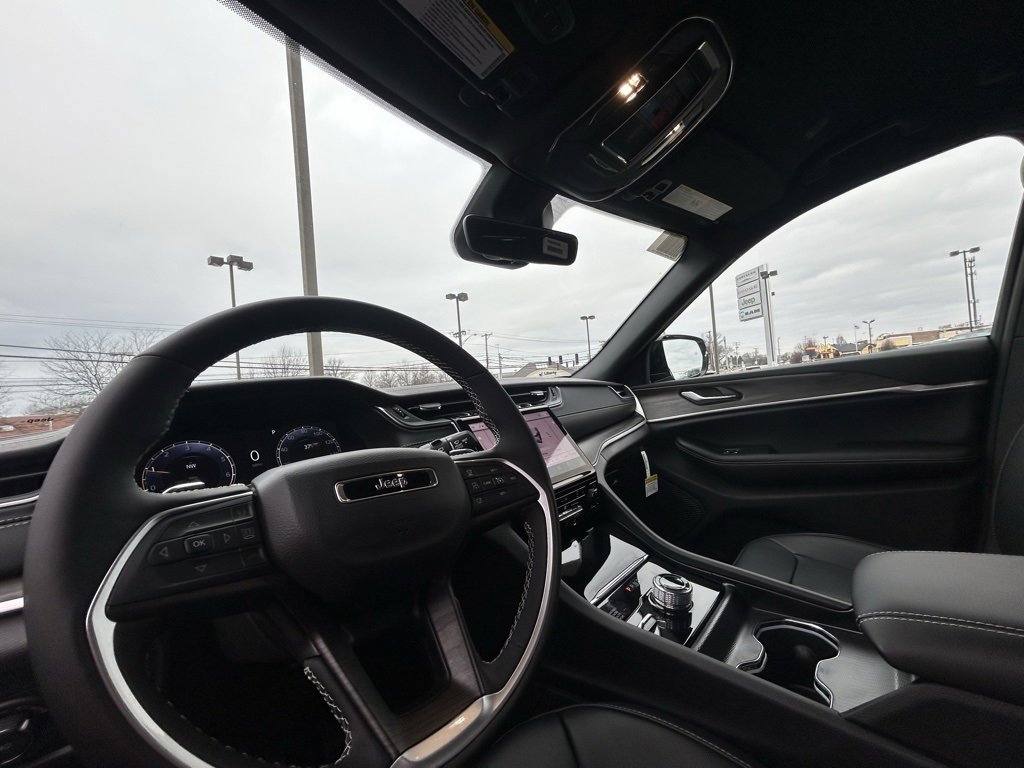 New 2025 Jeep Grand Cherokee Limited w/ Black Appearance Package image 16