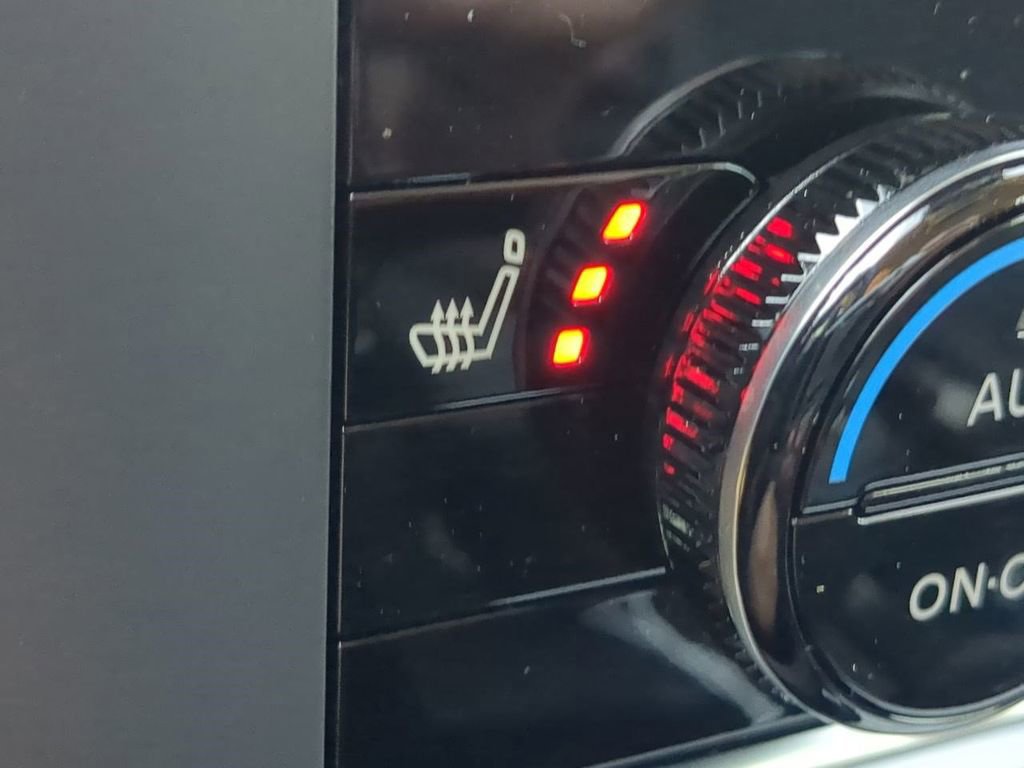 Certified 2025 Nissan Rogue SV image 23