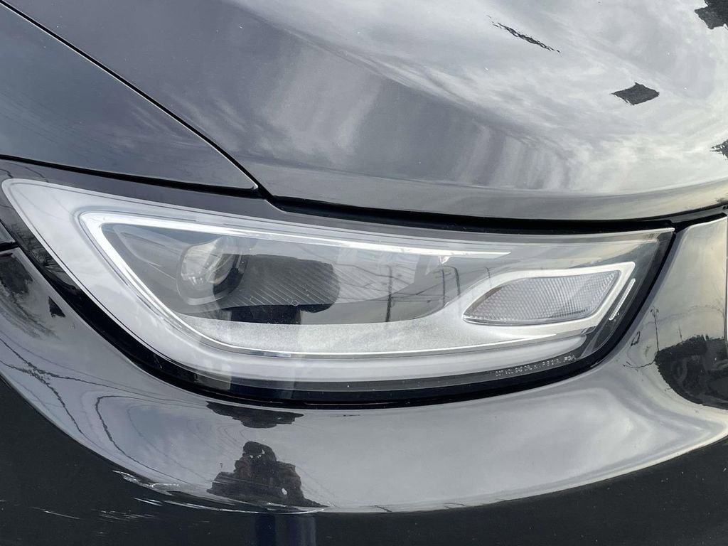 Used 2023 Chrysler Pacifica Touring-L image 9