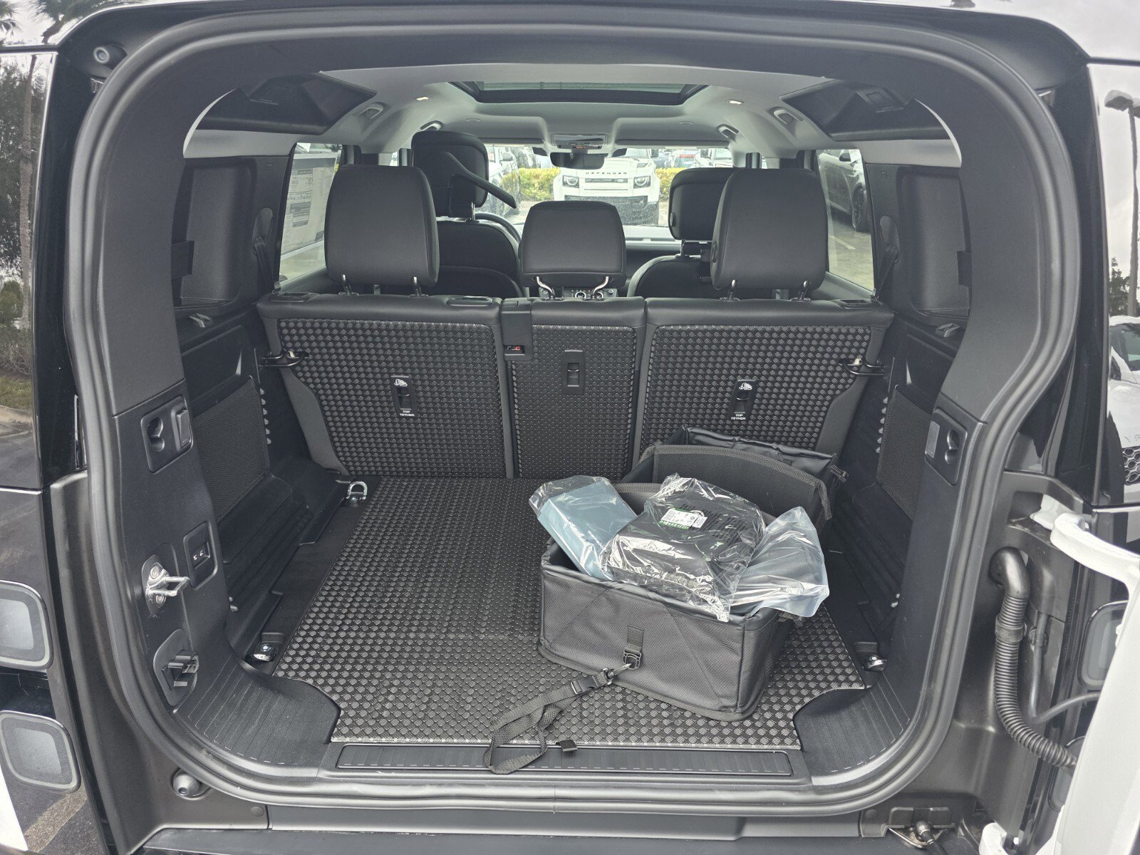 New 2026 Land Rover Defender 110 X-Dynamic SE image 22