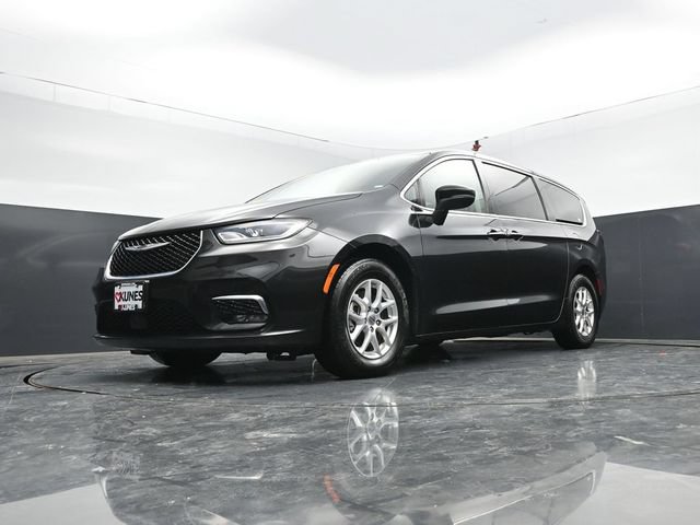 Used 2023 Chrysler Pacifica Touring-L FWD image 45