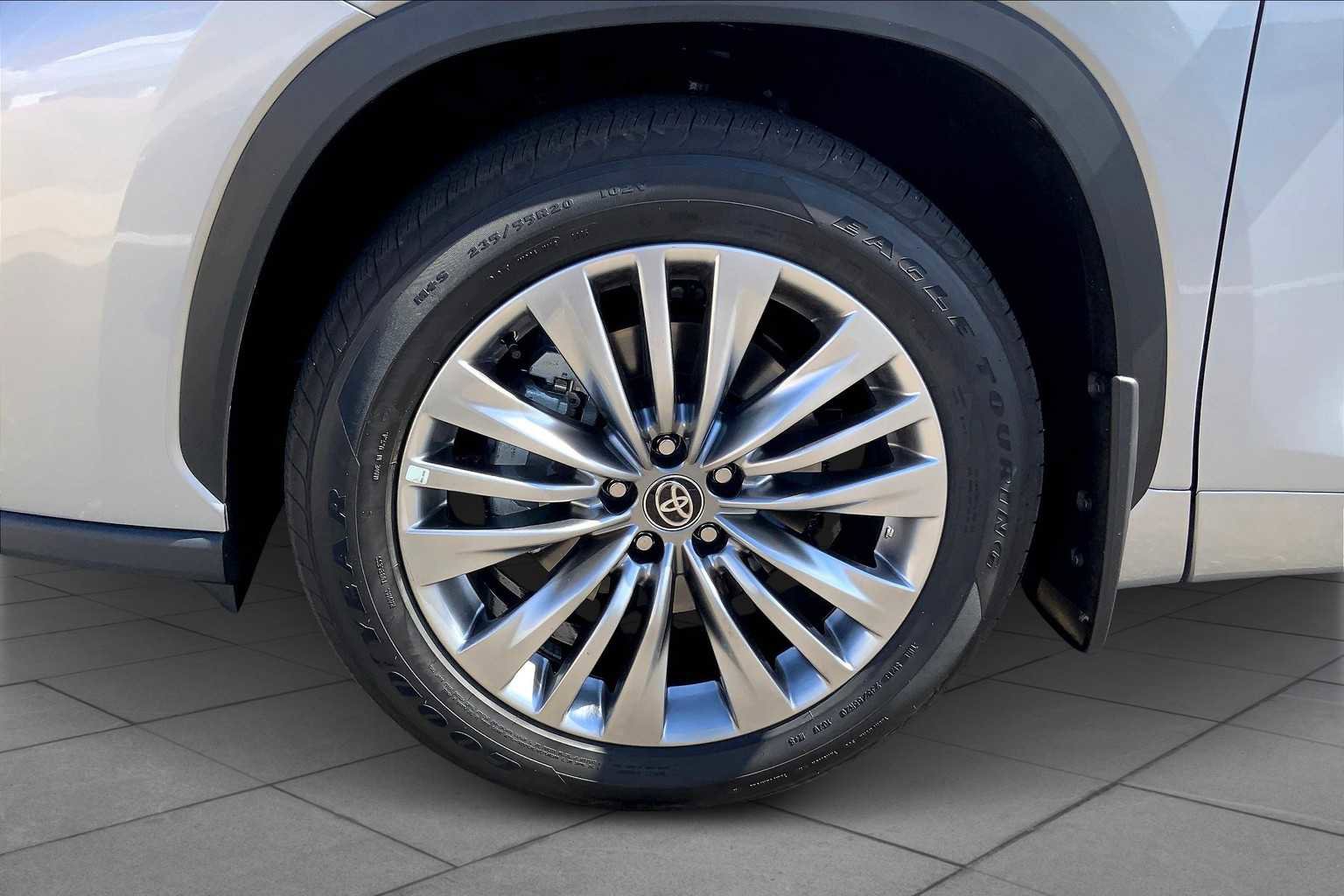 Used 2025 Toyota Highlander Platinum image 9