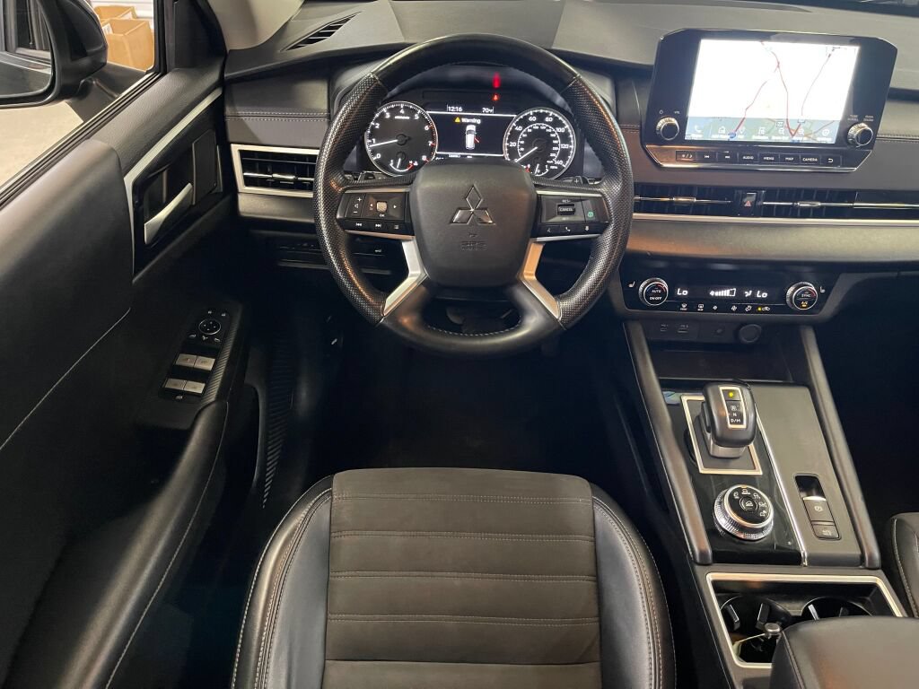 Used 2024 Mitsubishi Outlander SE FWD image 2