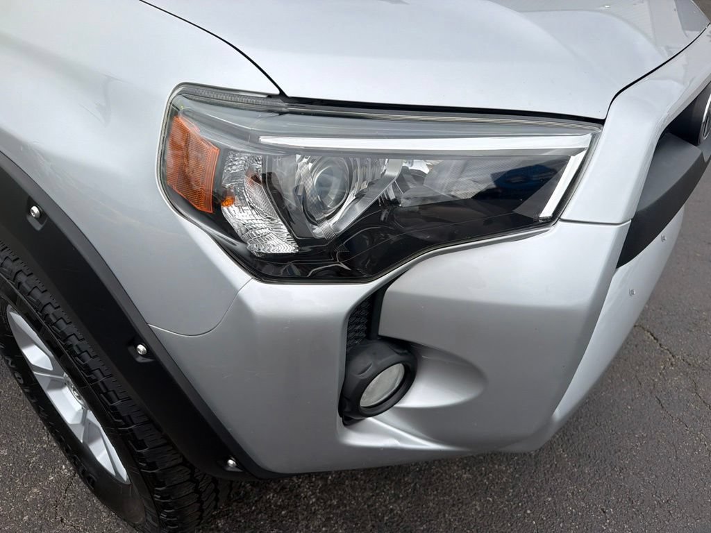 Used 2018 Toyota 4Runner SR5 AWD/4WD image 10