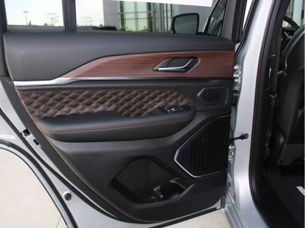 New 2025 Jeep Grand Cherokee Summit image 25