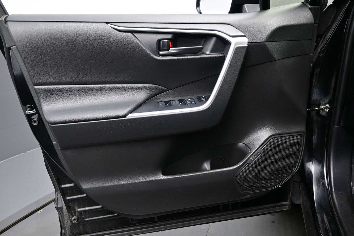 Used 2021 Toyota RAV4 SE w/ Weather & Moonroof Package AWD/4WD image 9