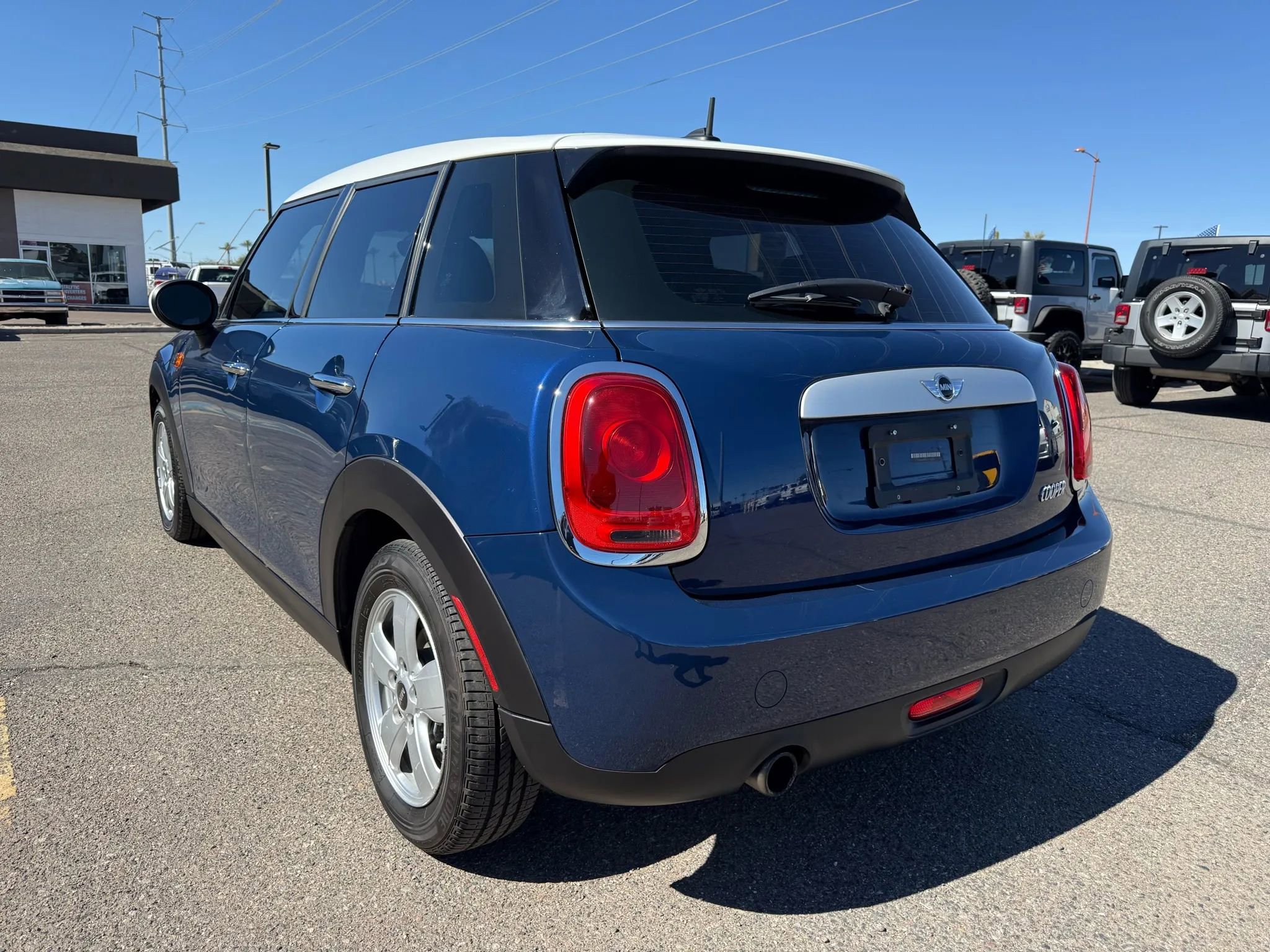 Used 2015 MINI Cooper 4-Door Hardtop image 8