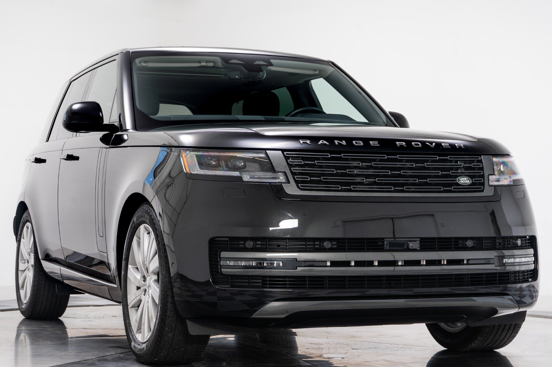 Used 2024 Land Rover Range Rover SE AWD/4WD image 3