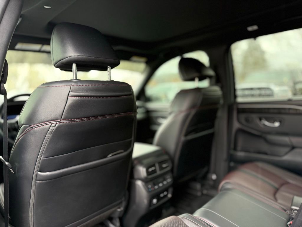 Used 2025 Honda Pilot Black Edition image 17