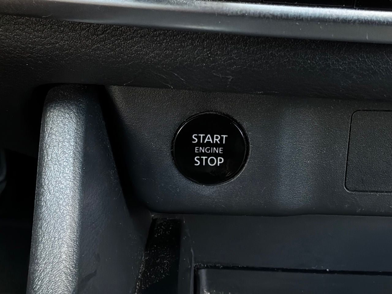 Used 2025 Nissan Rogue SV AWD/4WD image 30