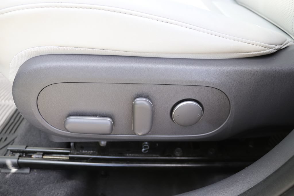 Used 2024 Hyundai Kona Limited FWD image 11
