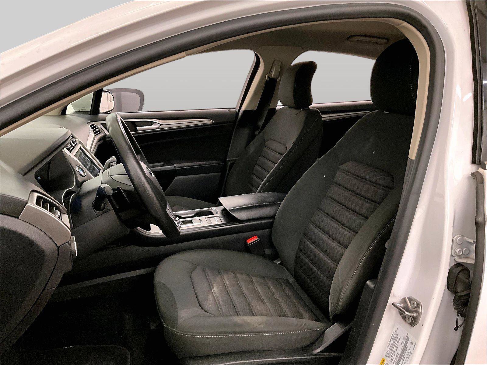 Used 2018 Ford Fusion SE w/ Fusion SE Technology Package image 24