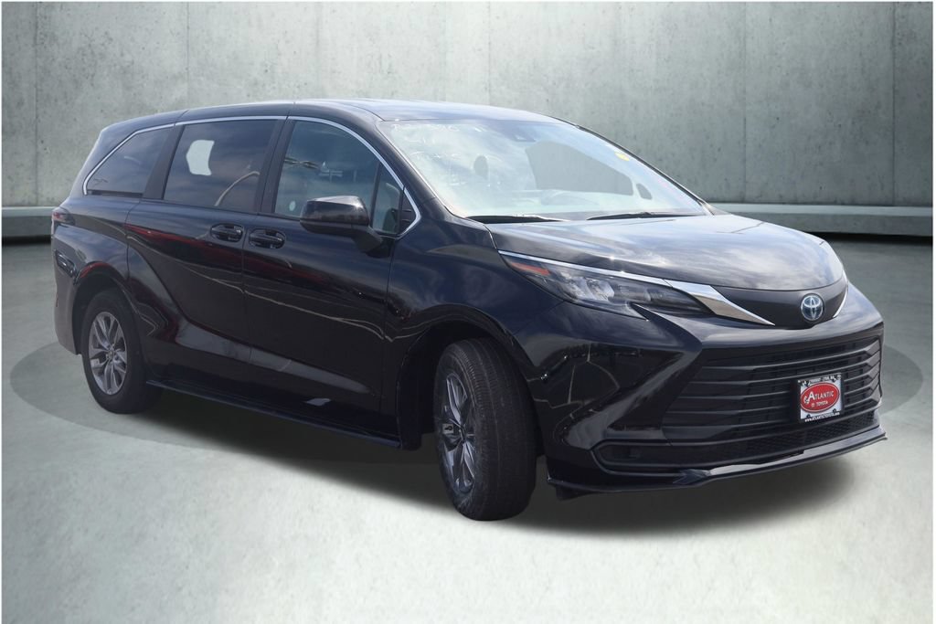 Used 2025 Toyota Sienna LE FWD image 10