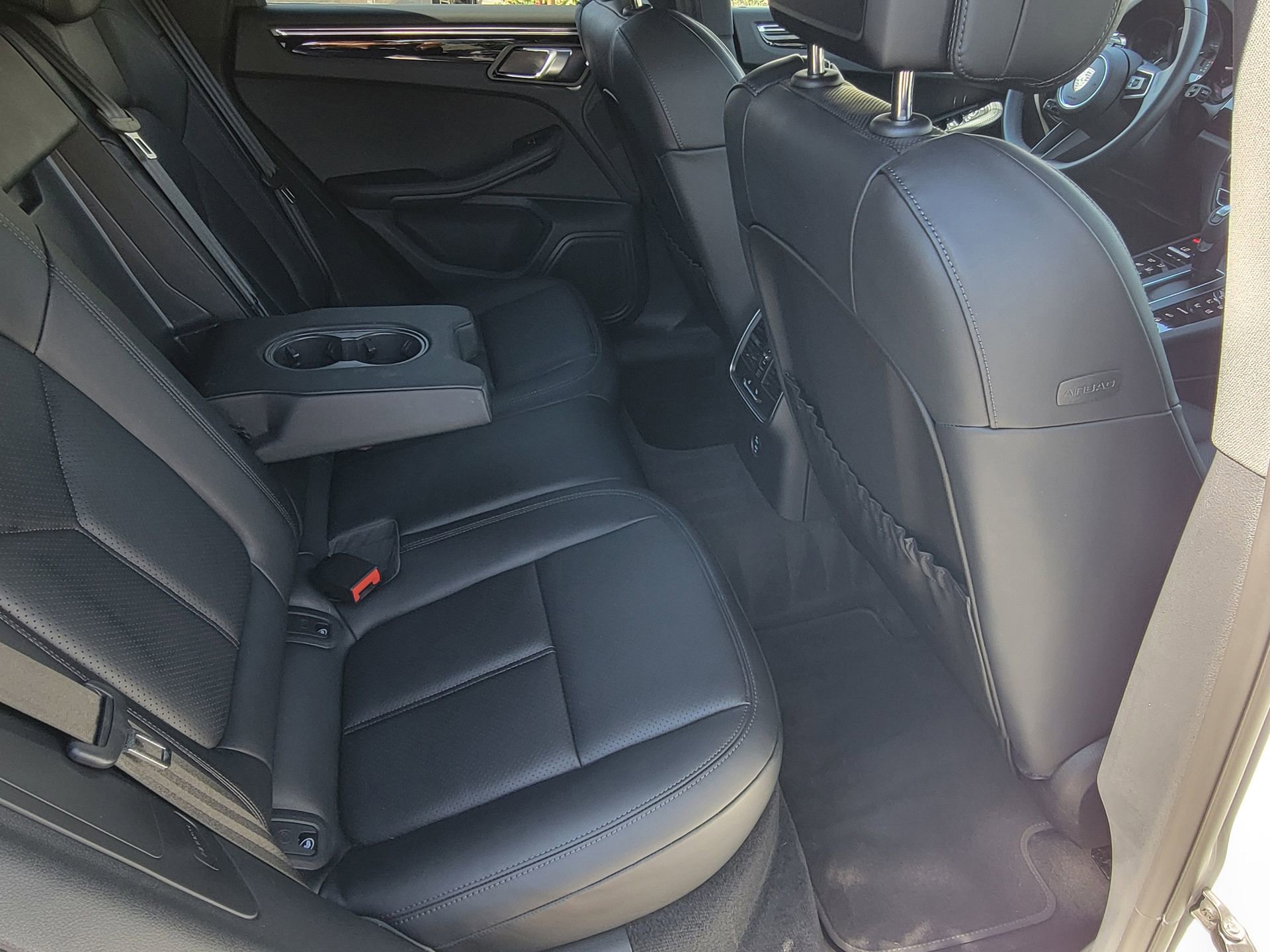 Used 2025 Porsche Macan image 30