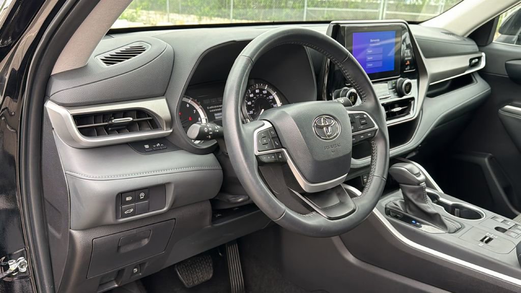 Certified 2025 Toyota Highlander LE image 22