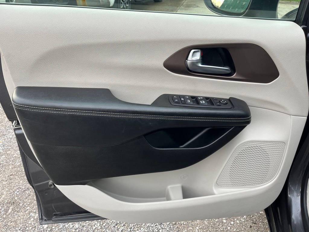 Used 2023 Chrysler Voyager LX image 14