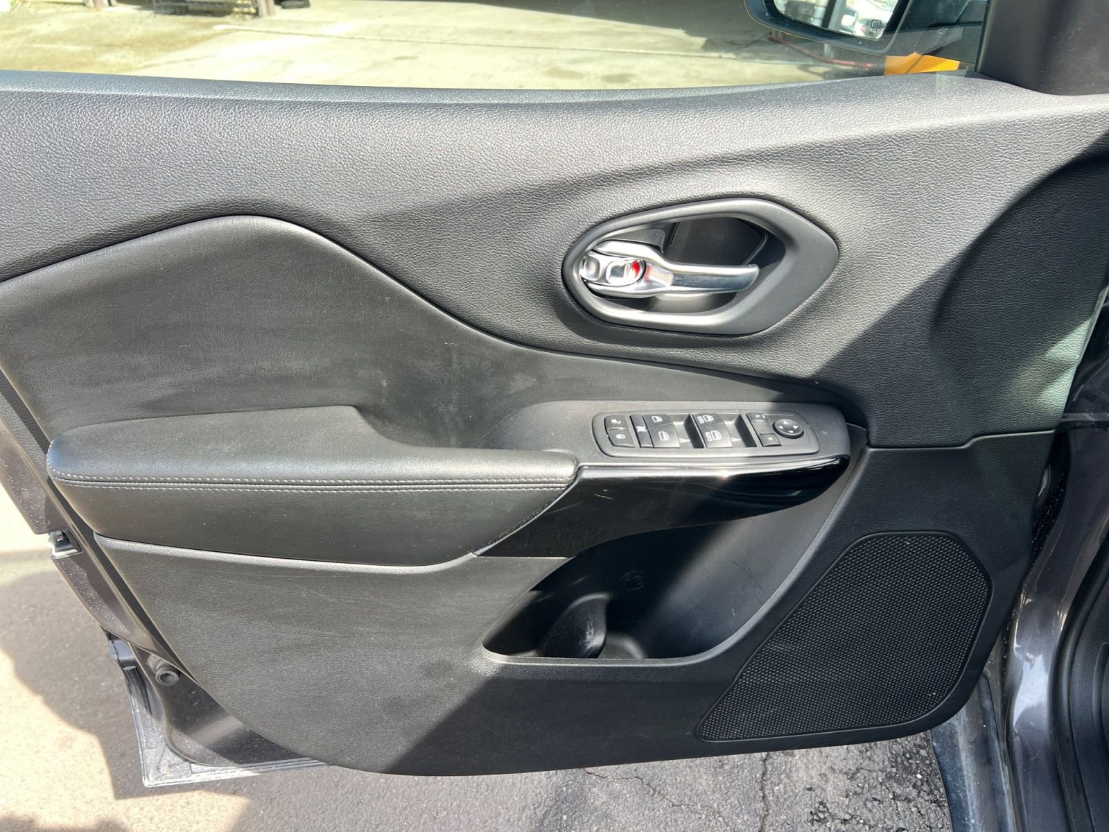 Used 2019 Jeep Cherokee Latitude Plus image 19