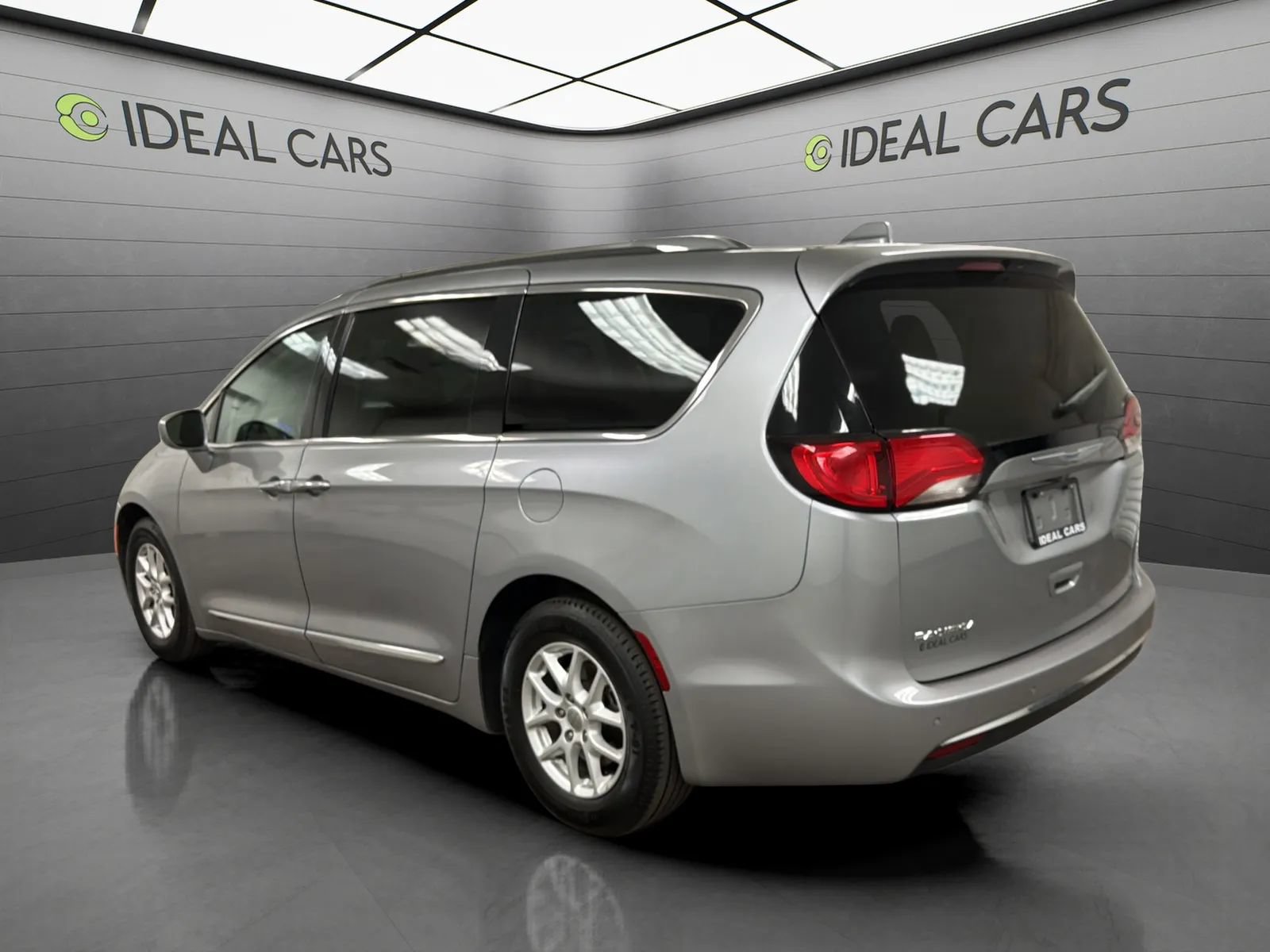 Used 2020 Chrysler Pacifica Touring-L FWD image 3