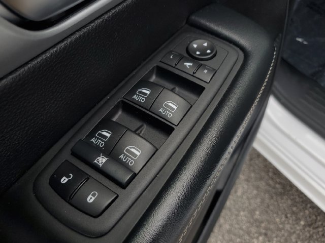 Certified 2025 Chrysler Pacifica Limited FWD image 24