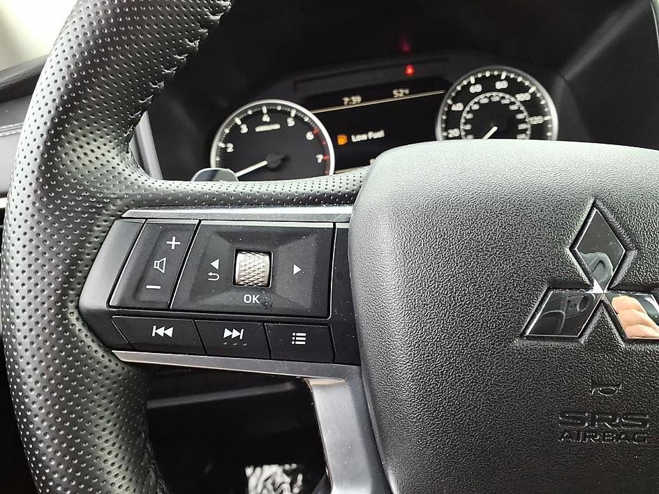 Used 2025 Mitsubishi Outlander SE FWD image 30