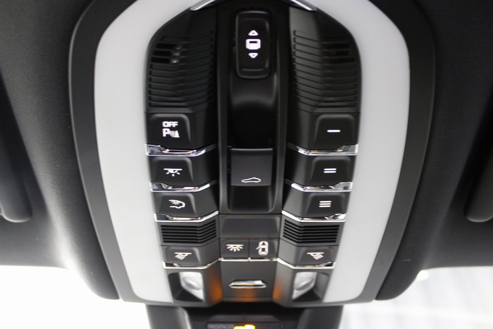 Certified 2025 Porsche Macan image 34