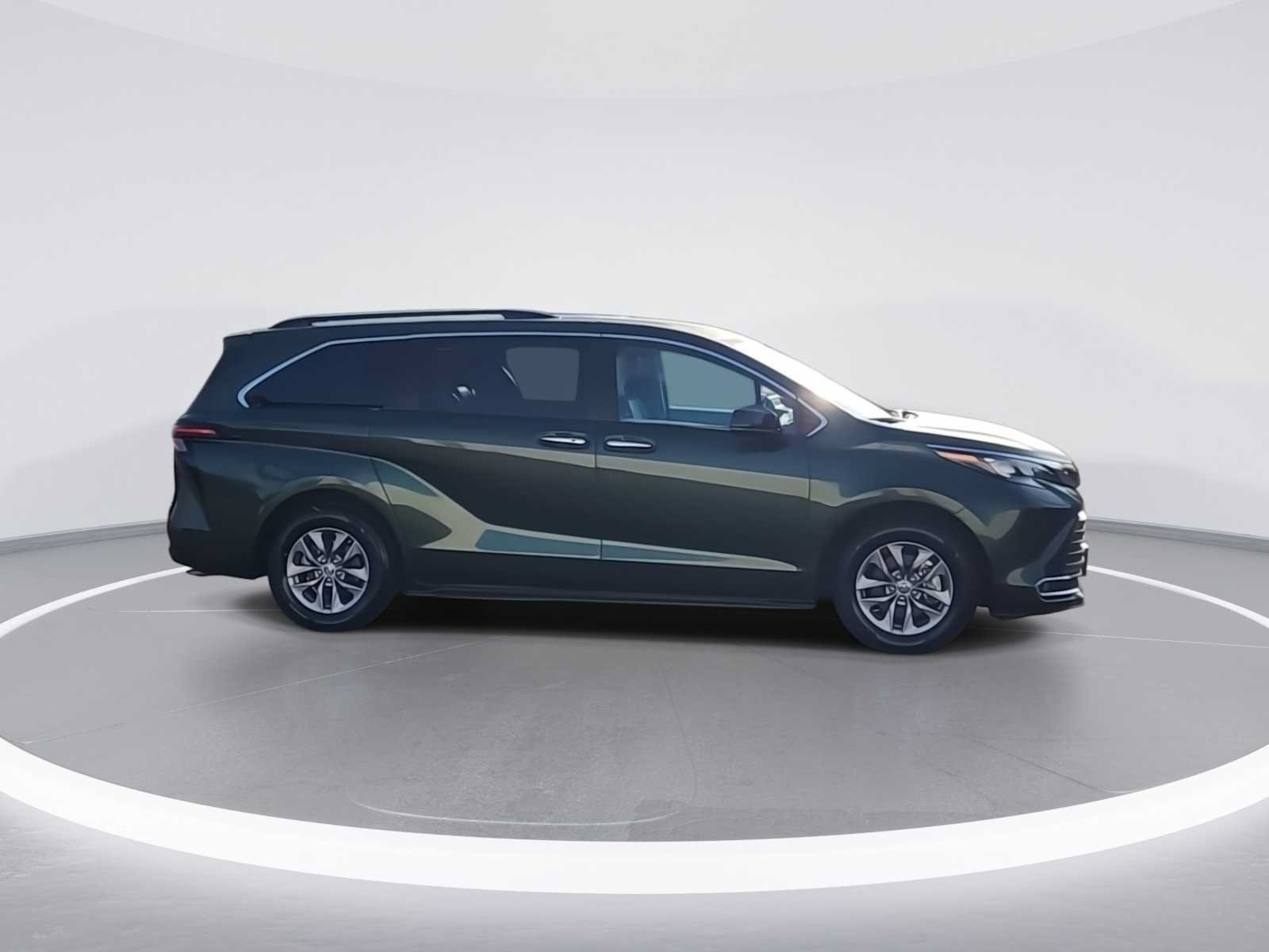 Certified 2024 Toyota Sienna XLE FWD image 9