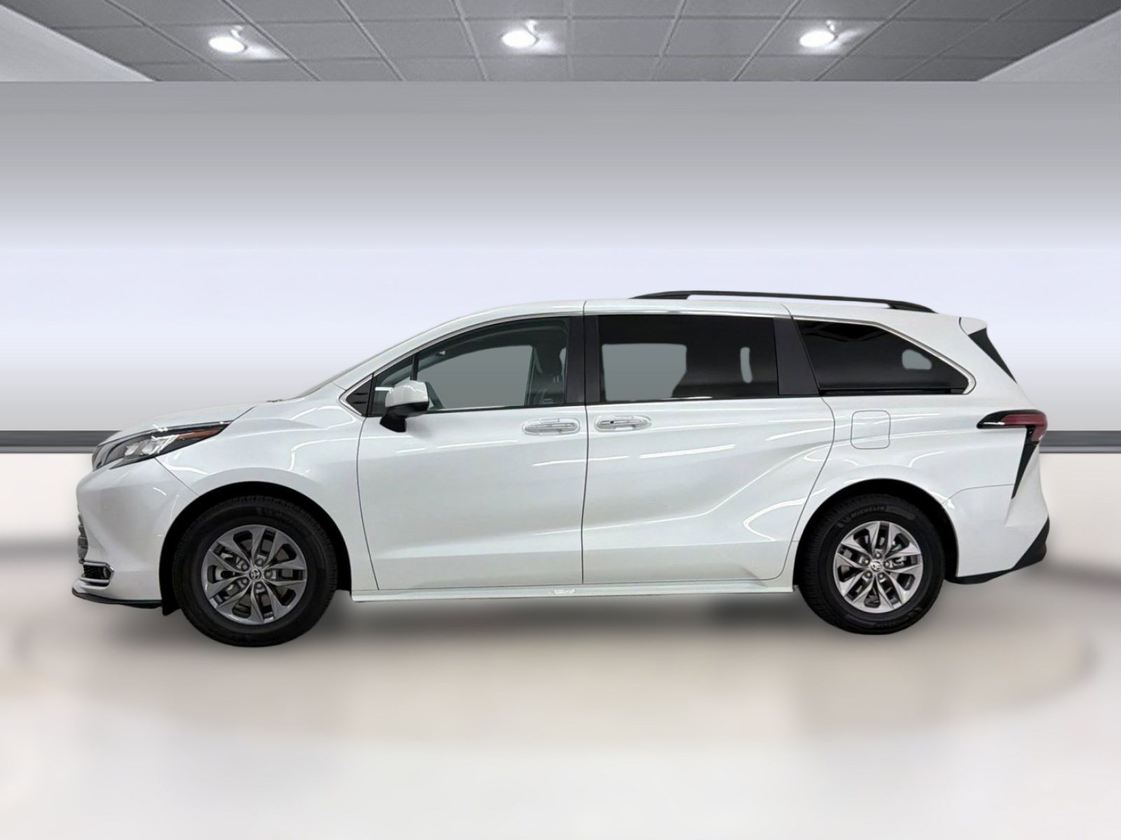 Used 2022 Toyota Sienna XLE image 2