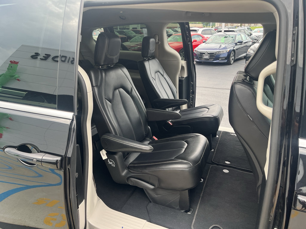 Used 2024 Chrysler Pacifica Touring-L FWD image 42