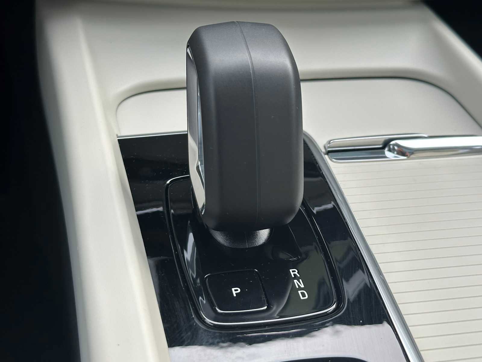 Used 2025 Volvo XC60 B5 Plus w/ Protection Package Premier image 30