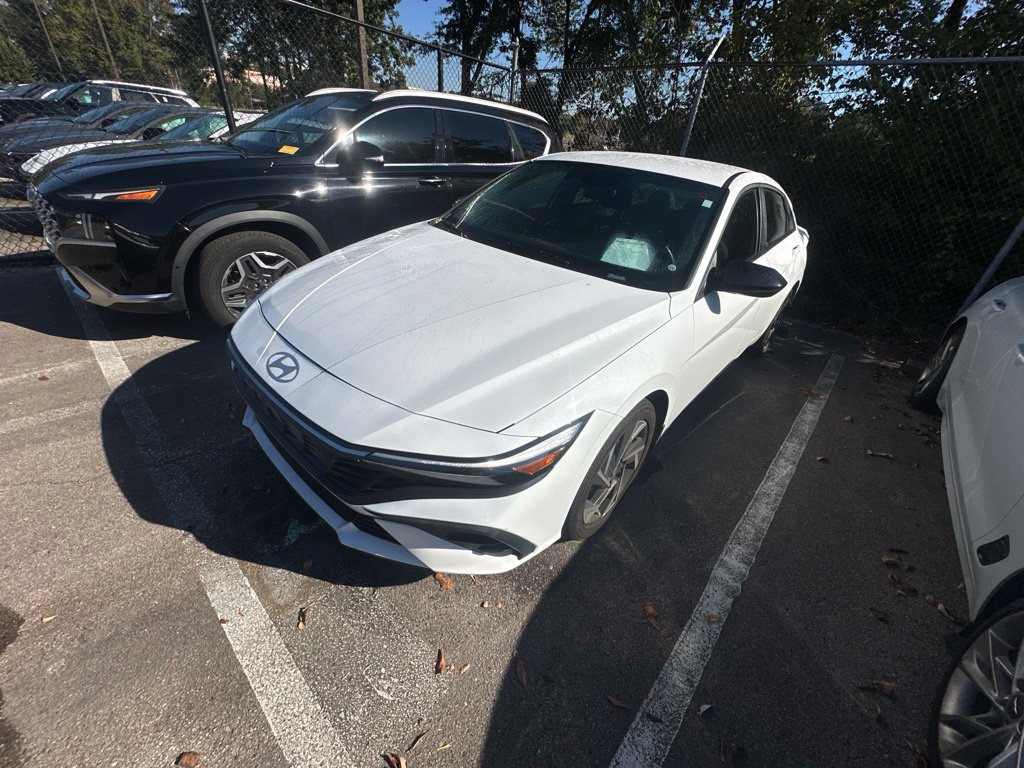 Used 2025 Hyundai Elantra Sport FWD image 2
