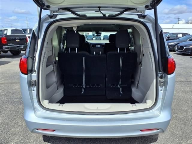 Used 2023 Chrysler Voyager LX image 11