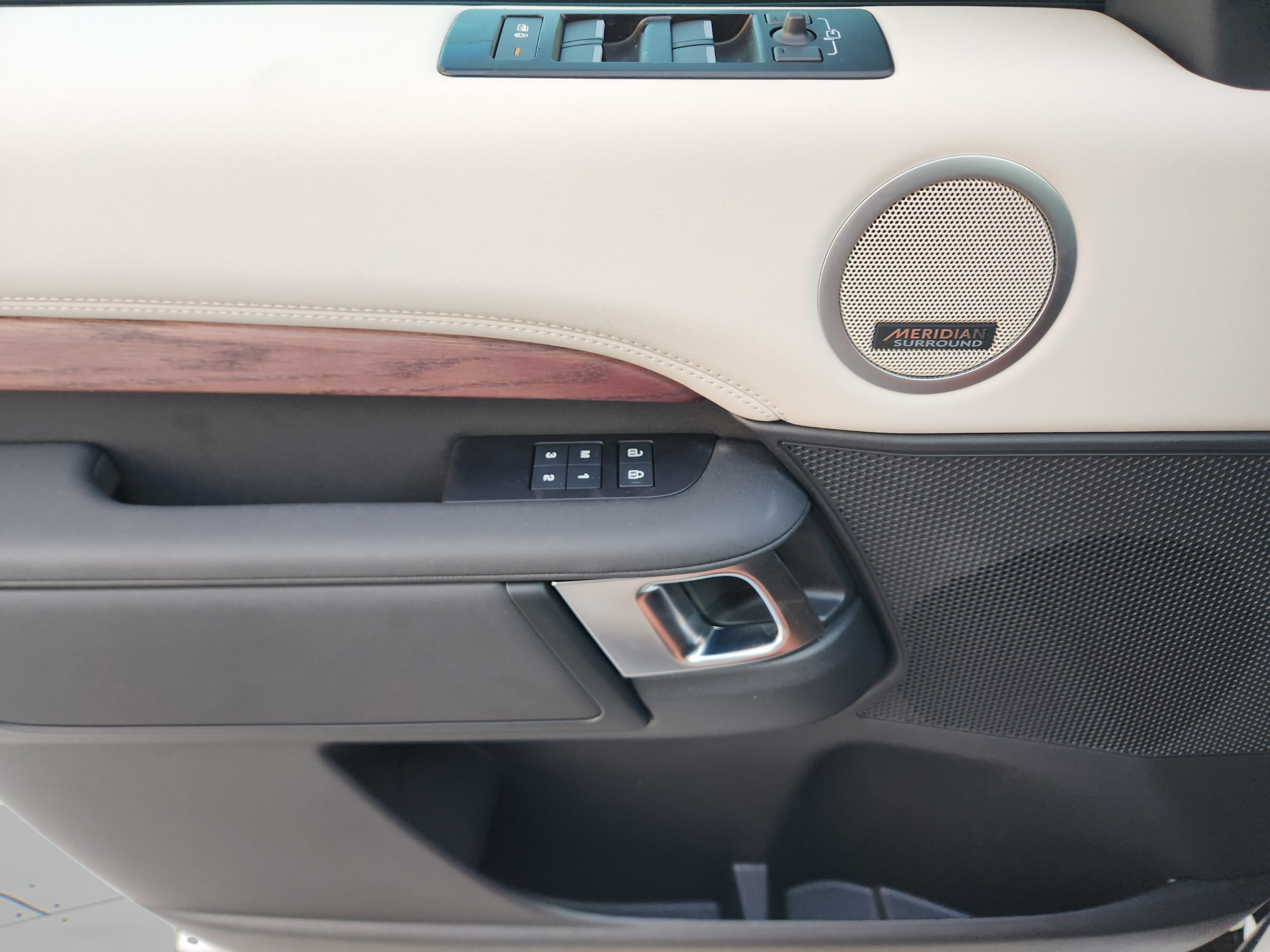 Certified 2025 Land Rover Discovery S AWD/4WD image 19