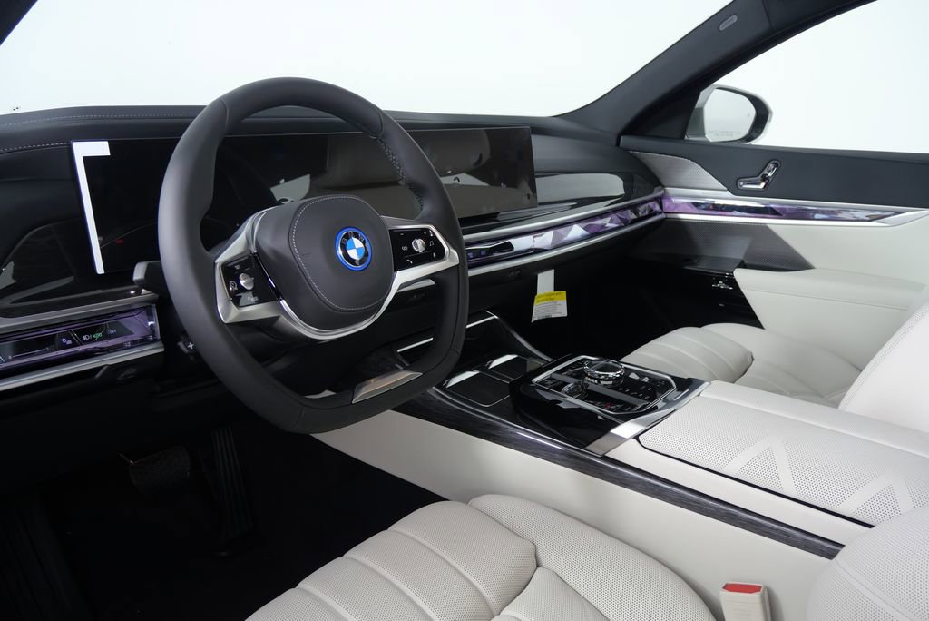 Used 2025 BMW i7 xDrive60 w/ Premium Package image 13