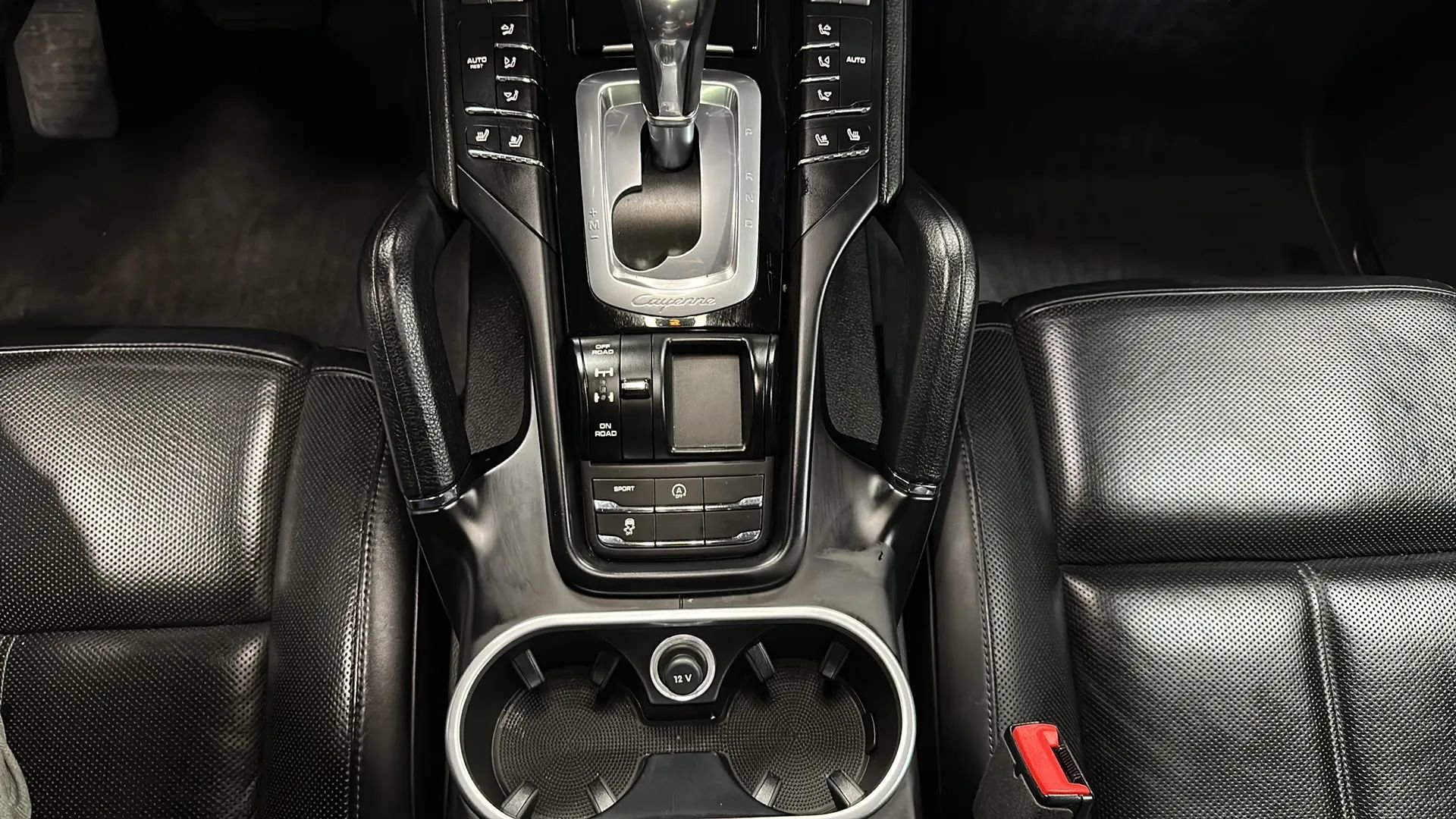 Used 2018 Porsche Cayenne Platinum Edition image 27