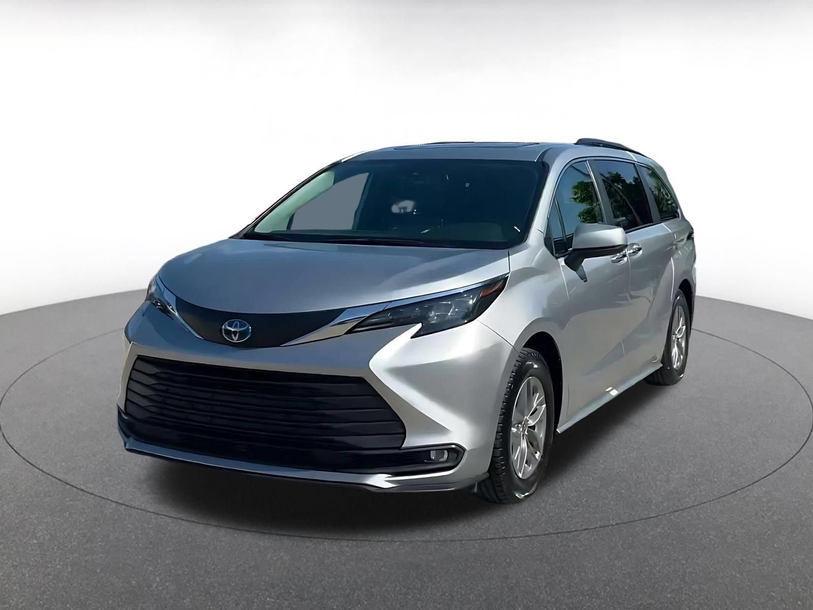 Used 2025 Toyota Sienna XLE FWD image 6