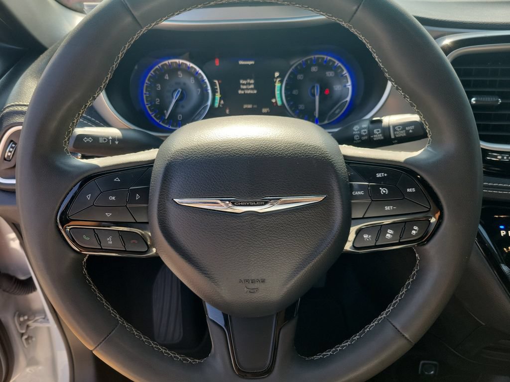 Used 2024 Chrysler Pacifica Touring FWD image 17