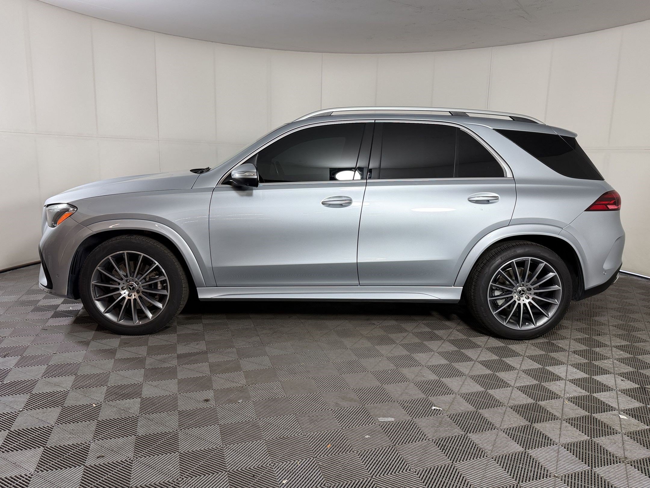 Used 2024 Mercedes-Benz GLE 450 4MATIC image 2