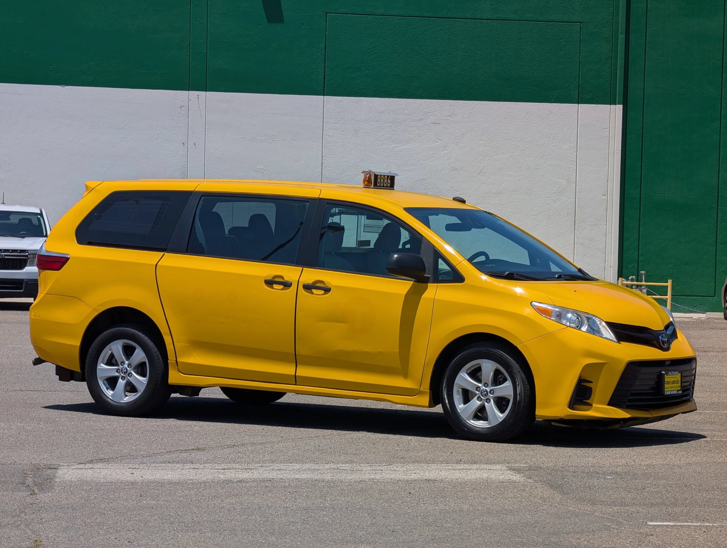 Used 2018 Toyota Sienna L FWD image 2