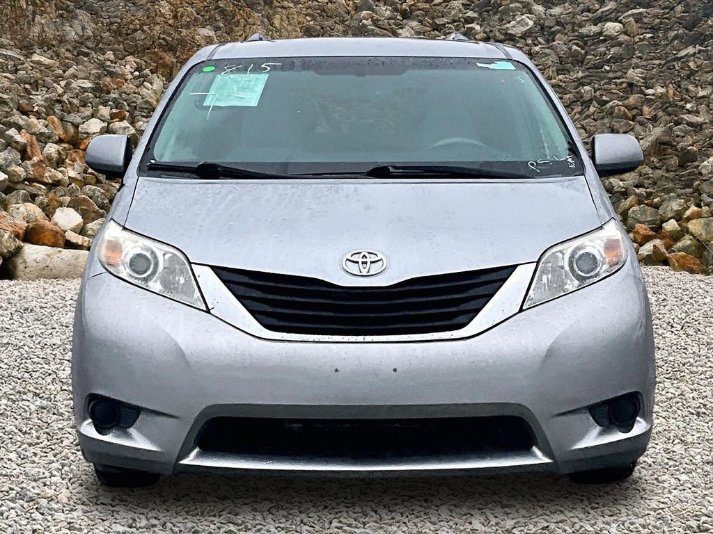 Used 2012 Toyota Sienna LE w/ Towing Pkg image 3