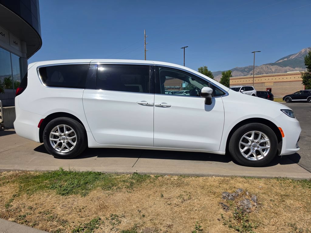 Used 2023 Chrysler Pacifica Touring-L FWD image 4