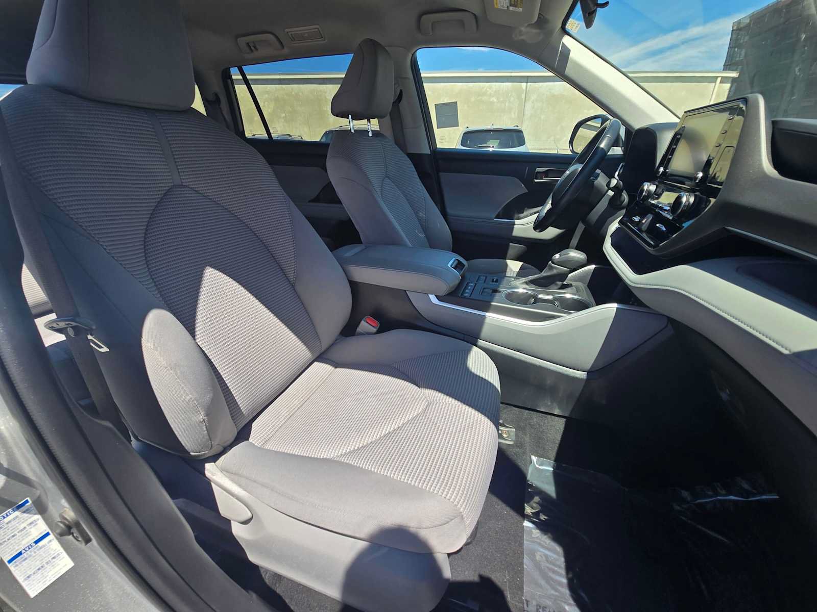 Used 2022 Toyota Highlander LE AWD/4WD image 10