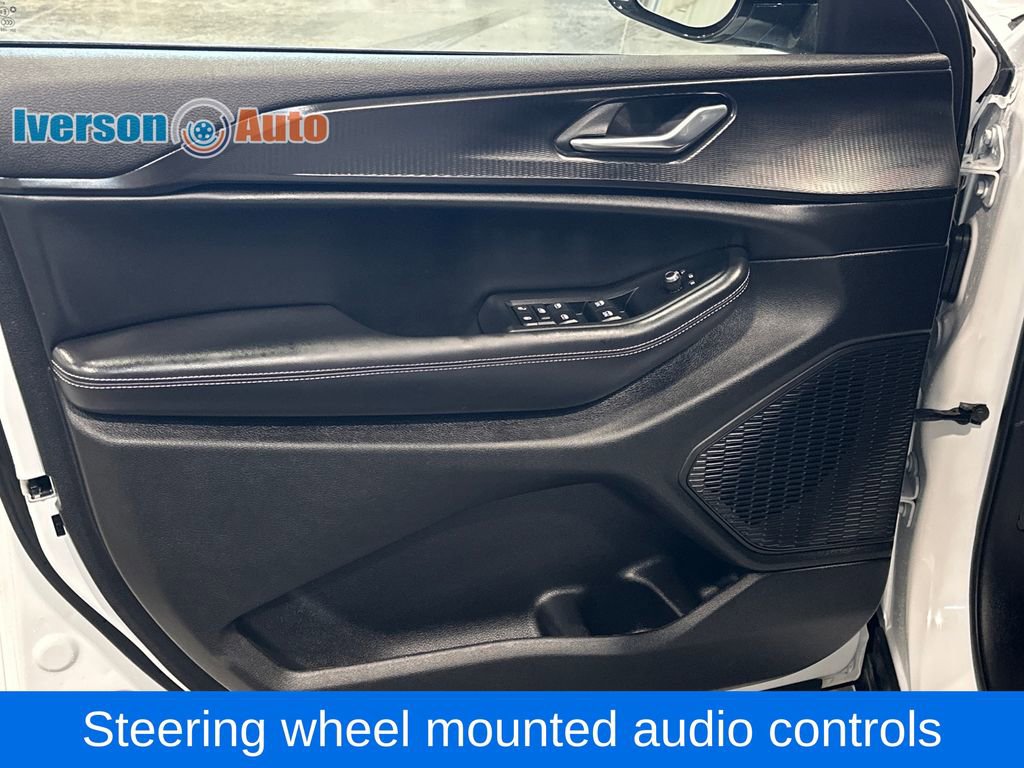 Used 2025 Jeep Grand Cherokee Altitude AWD/4WD image 16