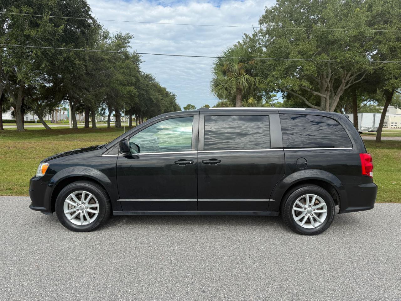 Used 2019 Dodge Grand Caravan SXT FWD image 3