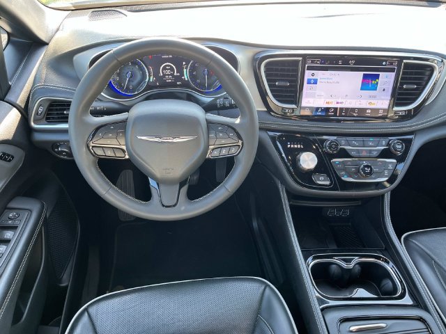 Used 2025 Chrysler Pacifica Limited FWD image 12
