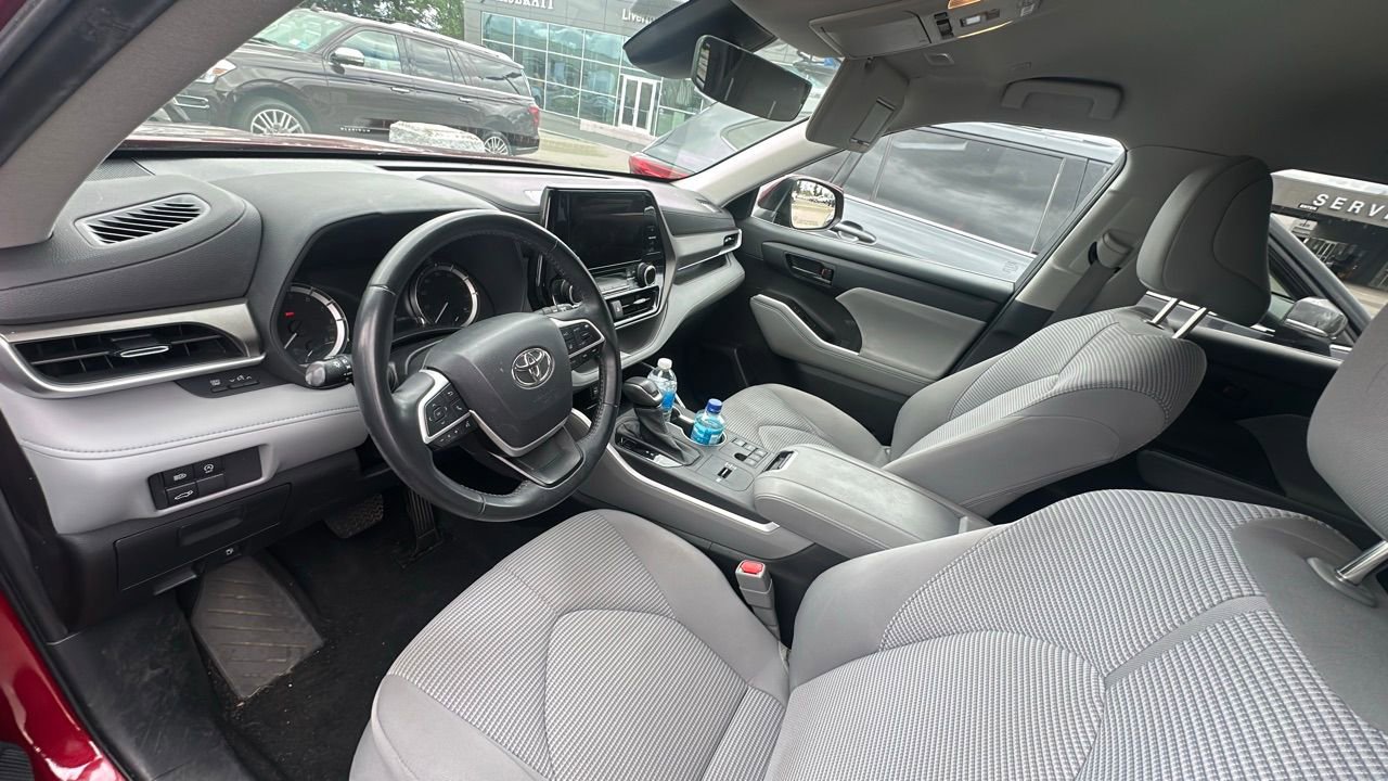 Used 2023 Toyota Highlander LE FWD image 3